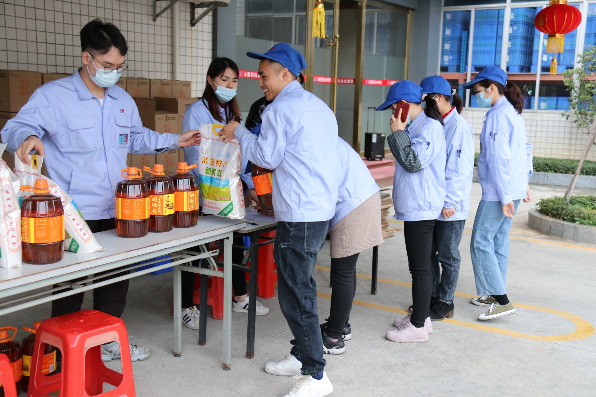 金牛送福，喜迎新春——力源科技向全體員工發(fā)放春節(jié)福利